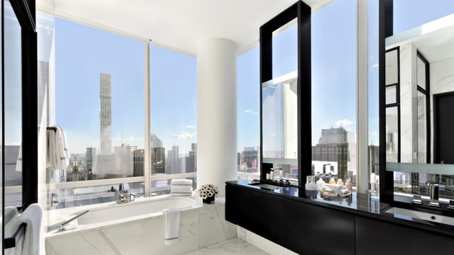 Phòng tắm chính sang trọng được trang bị đầy đủ.