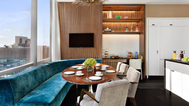 Phòng Manhattan Sky còn có hẳn một khu vực để phục vụ bữa ăn sáng, cà phê. Đây là địa điểm lý tưởng để vừa chuyện trò vừa ngắm cảnh.