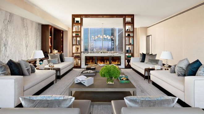 Phòng khách rộng lớn với đồ nội thất đắt tiền được bài trí tinh tế, trang nhã.