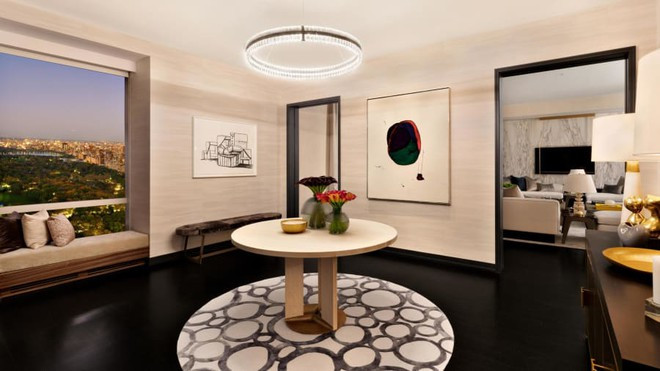 Phòng suite cũng được trang bị một tiền sảnh ấn tượng với những tác phẩm nghệ thuật độc đáo. Bên cạnh đó, một số nội thất bên trong Manhattan Sky được chọn lựa bởi các nhà thiết kế danh tiếng.