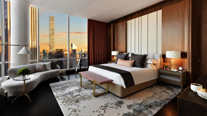 Cả 3 phòng ngủ đều được trang bị các bộ chăn ga gối đệm cao cấp. Những ô cửa kính đem đến ánh sáng tự nhiên và cảnh sắc phố thị sống động.