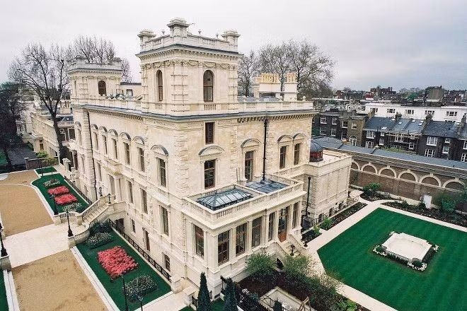 (Ảnh: Thegentlemansjournal) Nằm tại trung tâm Thủ đô London, Kensington Palace Gardens là con đường có giá bất động sản cao nhất nước Anh. Tỷ phú ngành thép Ấn Độ Lakshmi Mittal sở hữu một dinh thự trị giá 222 triệu USD trong khu vực này. Trong khu phố của tỷ phú Ấn Độ còn có những hàng xóm nổi tiếng như tỷ phú Roman Abramovich và Đại sứ quán Israel. 5. Tổ hợp biệt thự Ellison