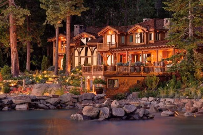 (Ảnh: Thegentlemansjournal) Tỷ phú sáng lập Oracle Larry Ellison là một tay chơi bất động sản nổi tiếng. Ông sở hữu biệt thự mang phong cách Nhật Bản ở thị trấn Woodside, bang California (Mỹ) rộng 9,3 ha, gồm 10 ngôi nhà, một quán trà, hồ nước nhân tạo, nhà tắm ngoài trời và một hồ cá koi. Ước tính, biệt thự có giá trị 200 triệu USD. 