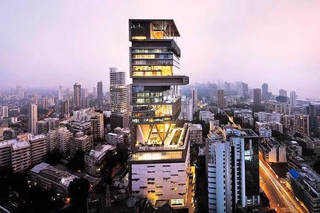 (Ảnh: Thegentlemansjournal) Tòa nhà chọc trời Antilia ở Mumbai (Ấn Độ) là nơi ở của tỷ phú giàu nhất Ấn Độ Mukesh Ambani. Antilia được đặt theo tên một hòn đảo thần thoại, cao 27 tầng, có tận 6 tầng hầm để xe, 4 sân bay trực thăng và được phục vụ bởi đội ngũ 600 nhân viên. Ước tính, tòa nhà có trị giá hơn 1 tỷ USD. 2. Biệt thự Leopolda