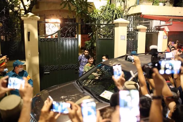 Việc khám xét nhà riêng ông Chung kết thúc vào lúc 21h25