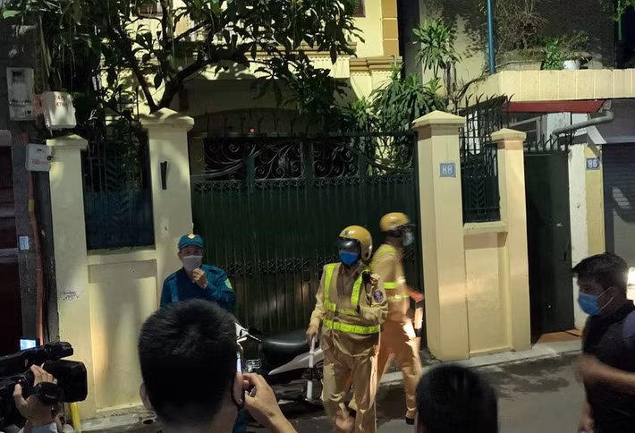 Do có đông người dân tụ tập để theo dõi vụ việc, công an sở tại đã bố trí cảnh sát giao thông và dân phòng giữ trật tự và phân luồng giao thông.