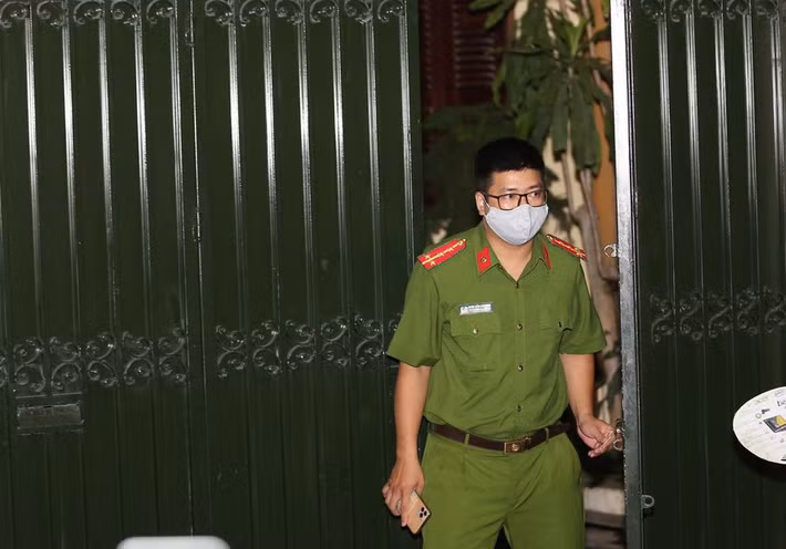 Ngôi nhà bị khám xét mang số 88, nằm ở giữa phố Trung Liệt, cách trụ sở công an phường sở tại khoảng 100 m. 