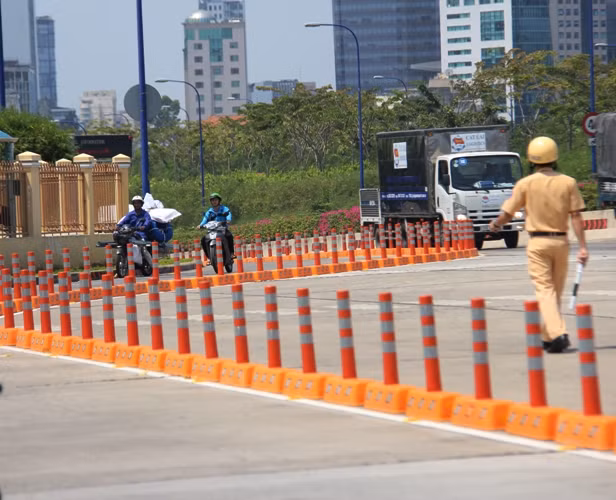 Một trường hợp phát hiện CSGT nên không dám chạy qua và đã bị CSGT cương quyết xử lý.