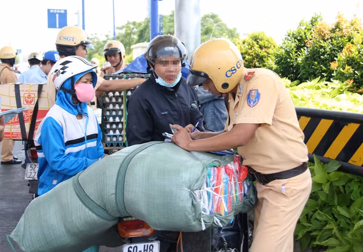 Với lỗi vi phạm này, người vi phạm sẽ bị xử phạt từ 200 đến 400 ngàn đồng; đồng thời buộc hạ tải hàng hóa mới tiếp tục cho lưu thông.