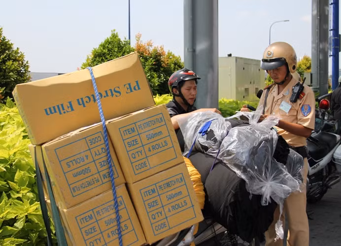 Riêng tại khu vực hầm vượt sông Sài Gòn, hàng ngày có rất đông người từ các quận ngoại thành, các tỉnh giáp ranh như Bà Rịa - Vũng Tàu, Đồng Nai, Bình Dương về Sài Gòn lấy hàng để kinh doanh, buôn bán rồi chở đầy trên xe máy không đảm bảo an toàn khiến nguy cơ xảy ra tai nạn khi lưu thông qua hầm, đại lộ, quốc lộ rất nguy hiểm.