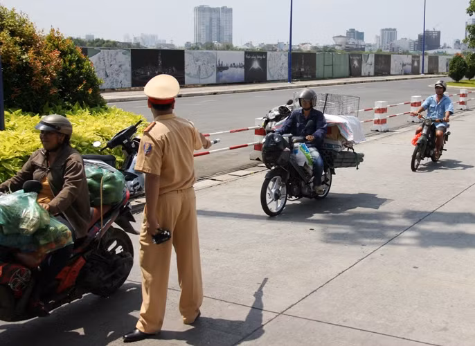 Trưa nay, Đội CSGT Bến Thành (thuộc Phòng CSGT đường bộ đường sắt Công an TP HCM) đã tiến hành kiểm tra, xử lý xe máy vi phạm chở cồng kềnh lưu thông từ trung tâm TP qua hầm vượt sông Sài Gòn (hầm Thủ Thiêm) về quận 2.