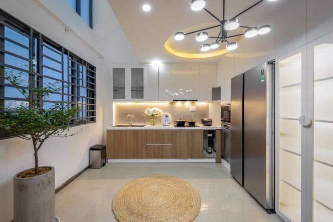 Căn nhà được xây dựng trên tổng diện tích 175 m2 bao gồm 5 tầng với tầng 1 là bếp ăn, tầng 2 là phòng khách, tầng 3 - 4 là phòng ngủ và tầng 5 là sân thượng.