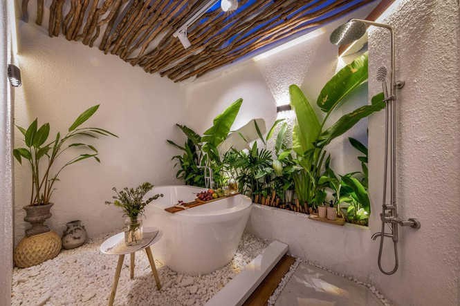 ##s###Phòng tắm được bố trí nhiều cây xanh, rải sỏi tắng giúp giải tỏa căng thẳng như đang ở một resort.