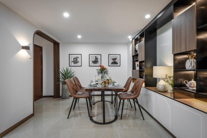 ##s###Khu vực ăn được gia chủ chăm chút kĩ lưỡng, từ bàn đến ghế ăn và kệ tủ phía sau được trang trí tỉ mỉ, mang cảm giác ấm cúng.