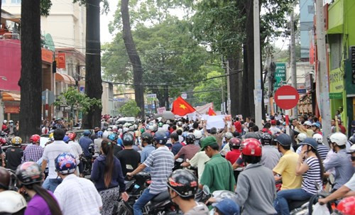 Đến gần 11h cùng ngày, hàng ngàn người vẫn cùng nhau tuần hành khắp trung tâm thành phố để phản đối Trung Quốc.