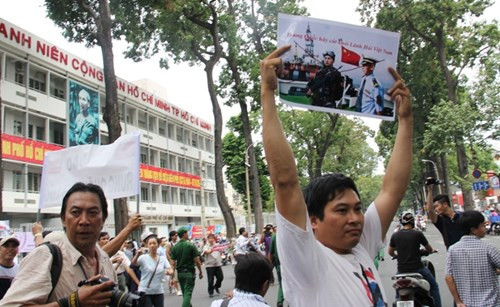 Nhiều khẩu hiệu yêu cầu Trung Quốc rút khỏi hải phận Việt Nam được người dân giương cao.