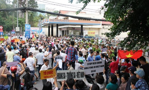 Nhiều tuyến đường ở trung tâm thành phố đông kín người, khiến hoạt động kinh doanh đình trệ nhưng ai cũng tỏ ra phấn khởi, vui vẻ... Một chủ quán cà phê trên đường Hai Bà Trưng phấn khởi cho biết: "Sáng nay khu vực trước quán đông người tuần hành nên quán ít nhiều cũng ảnh hưởng đến kinh doanh. Tuy nhiên điều đó chẳng có gì quan trọng và tôi cũng cùng hòa vào dòng người tham gia tuần hành phản đối Trung Quốc".