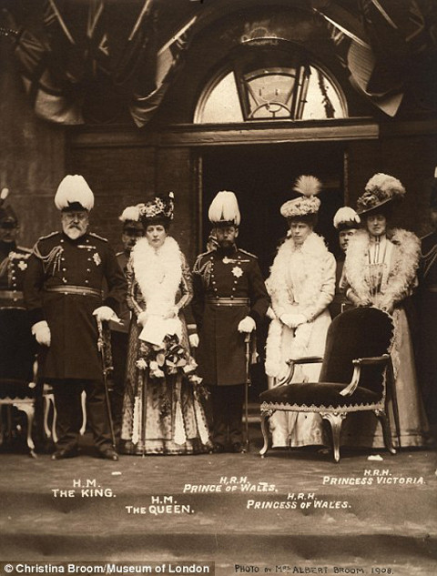 Hoàng gia với vua Edward VII, hoàng hậu Alexandra, Thái tử George V và vương phi Mary cùng công chúa Victoria tại trường của Công tước York ở Chelsea năm 1908.