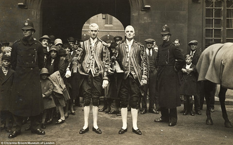 Những người đánh xe ngựa của hoàng gia trong y phục lộng lẫy.