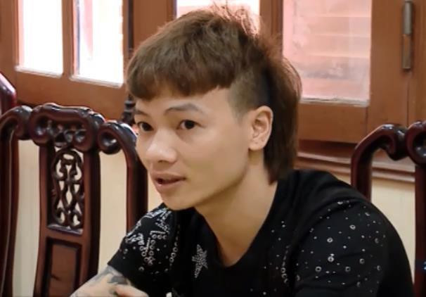 Trưa 2/4, Công an tỉnh Bắc Ninh cho biết đã tạm giữ Ngô Bá Khá để điều tra hành vi Tổ chức đánh bạc. Ở thời điểm bị bắt, "giang hồ mạng" này phản ứng dương tính với chất ma túy. Cơ quan điều tra đang mở rộng việc Khá có dấu hiệu liên quan đến hoạt động tín dụng đen. Trưa 3/4, kênh YouTube của người này đã bị xóa. Ảnh: AN.