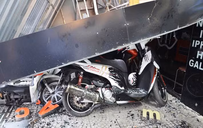 9 chiếc xe máy các loại của khách hàng vào giao dịch đã bị đè bẹp, hư hỏng nặng. Rất may mắn là dù hàng ngày có rất nhiều người đi bộ ngang qua khu vực này nhưng thời điểm xảy ra sự cố do trời mưa nên không có ai phải chịu vạ.