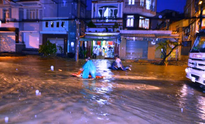 Nhiều đoạn ngập sâu hơn nửa mét, hàng trăm xe máy lụt hẳn bánh xe và bị chết máy khiến người dân sau giờ làm đã phải bì bõm dẫn bộ.