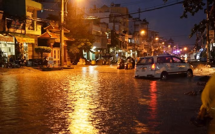 Phương tiện gần như bị tê liệt do xe chết máy không thể lưu thông.