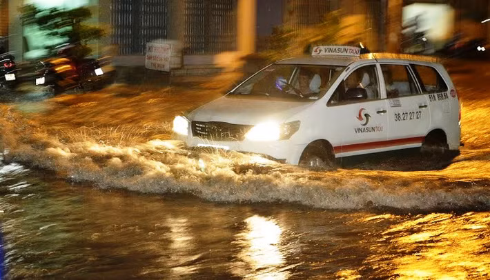 Các tuyến đường như Tân Hóa, Lò Gốm, Hậu Giang (quận 6); An Dương vương (quận 8); Khuông Việt, 3/2, Lãnh Binh Thăng (quận 11); Kinh Dương Vương, Phan Anh (quận Tân Bình); D1,2,3, Ung Văn Khiêm, Nguyễn Hữu Cảnh (quận Bình Thạnh); Kha Vạn Cân (quận Thủ Đức); Lương Định Của, Trần Não (quận 2)...