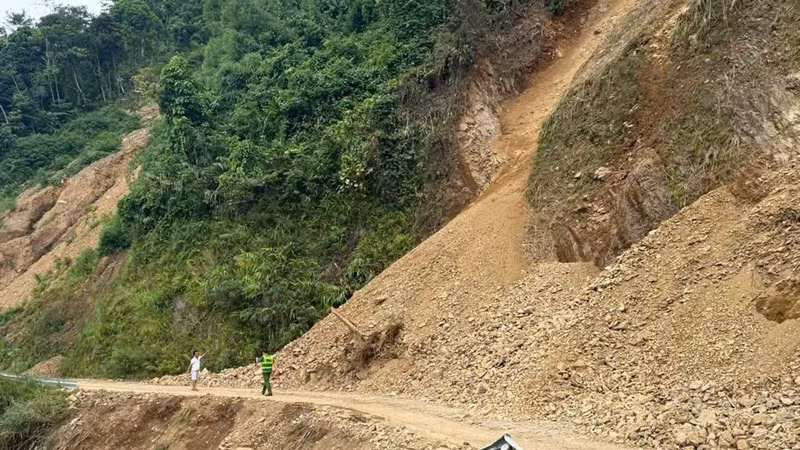 Cảnh báo nguy cơ sạt lở trên Tỉnh lộ 433 ở Phú Thọ