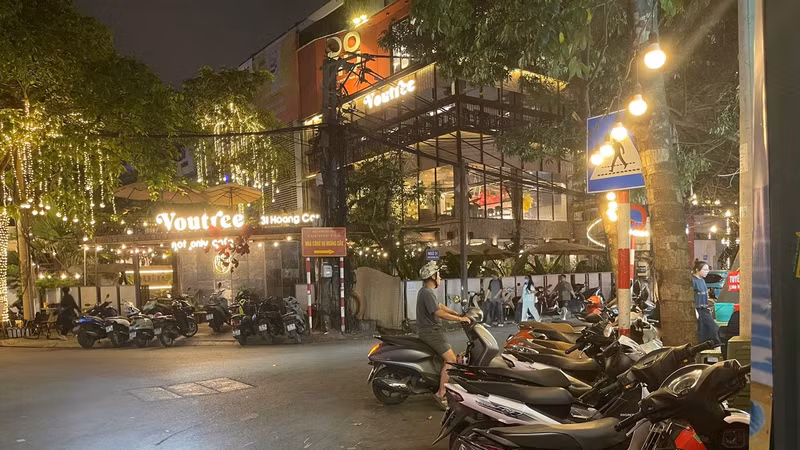 Chiếm dụng lòng đường, vỉa hè làm nơi để xe ở phường Đống Đa