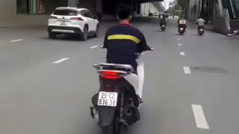 CSGT Hà Nội xử phạt thanh niên đi SH đủ ‘combo’ vi phạm TTATGT