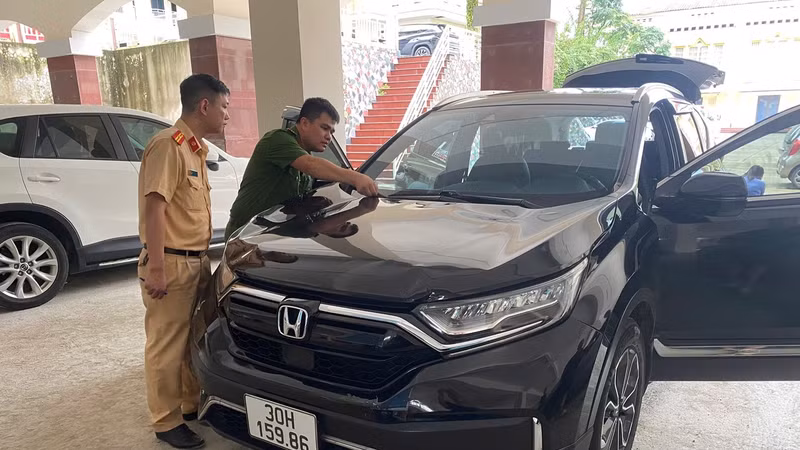 Chiếc xe ô tô được cho là tông hai người bị thương, sau đó bỏ chạy khỏi hiện trường.
