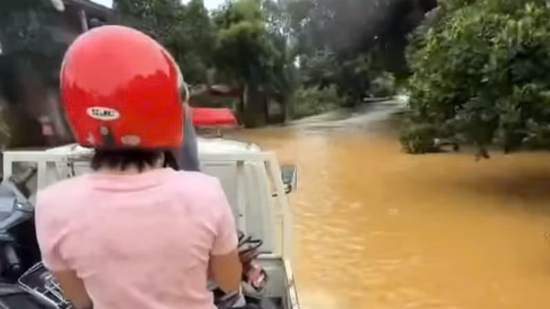 CSGT Lào Cai hỗ trợ người dân vượt vùng ngập lụt