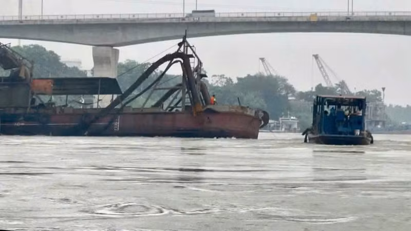 Cảnh sát đường Thủy kịp thời cứu hộ tàu mắc trụ cầu Việt Trì
