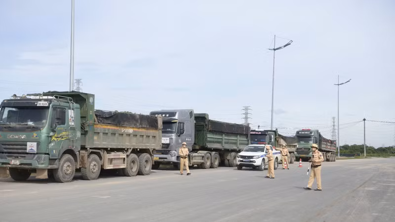 CSGT Hà Nội ‘mạnh tay’ xử lý các xe ô tô chở quá tải 