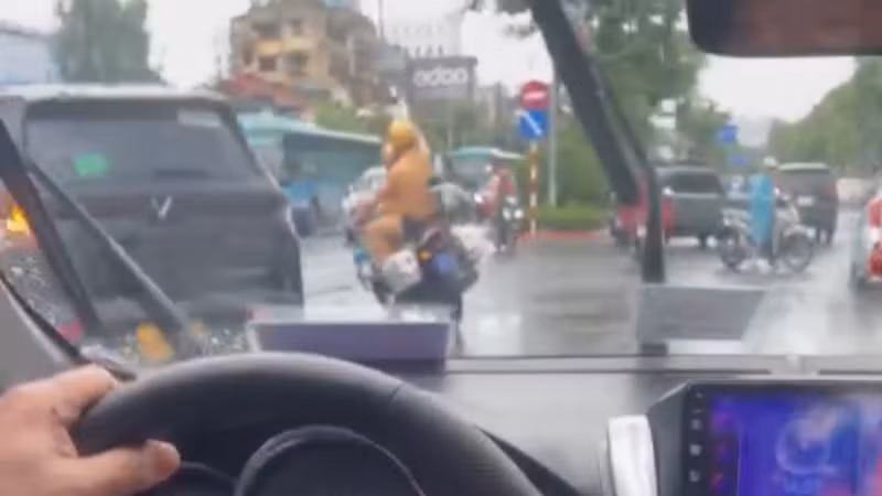 Cảnh sát giao thông Hà Nội mở đường đưa người bị rắn cắn đi cấp cứu