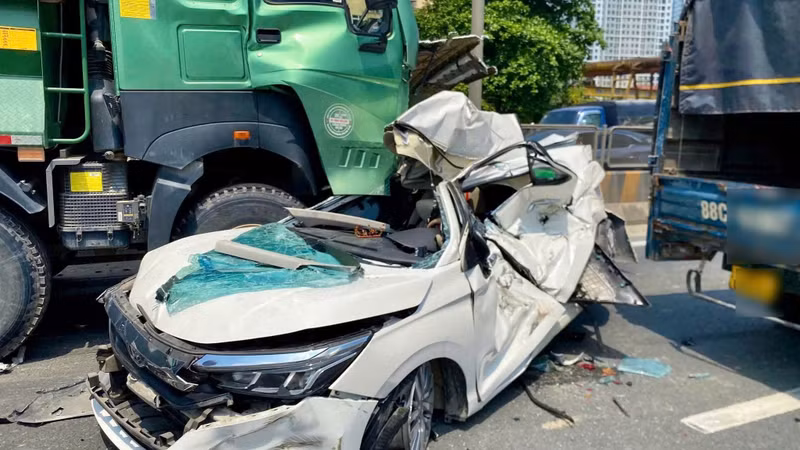 Giao thông Hà Nội tắc nghẽn vì vụ tai nạn liên hoàn trên Vành đai 3