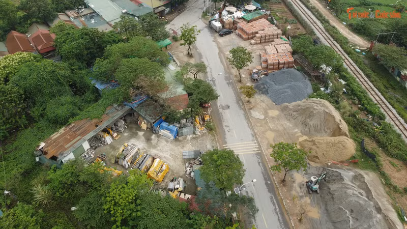 Đối với UBND các xã, phường căn cứ danh sách các địa điểm tập kết, kinh doanh vật liệu xây dựng, tài nguyên khoáng sản hoạt động không phép và các địa điểm có dấu hiệu lấn chiếm đất đai để tổ chức tuyên truyền, vận động các cơ sở kinh doanh vật liệu xây dựng, tài nguyên khoáng sản và các địa điểm có dấu hiệu lấn chiếm đất đai tự giác ngừng hoạt động và giải tỏa các vi phạm; Chủ động xây dựng kế hoạch kiểm tra, làm rõ và kiên quyết xử lý, giải quyết triệt để, dứt điểm các vi phạm nhưng không chấp hành việc giải tỏa… Tuy nhiên, theo phản ánh của người dân, tại khu vực ngõ 56 Phương Canh (phường Xuân Phương, TP Hà Nội) xuất hiện một số bãi vật liệu xây dựng trái phép, có dấu hiệu sử dụng sai mục đích đất, hoạt động gây ảnh hưởng đến môi trường, cuộc sống người dân. Đặc biệt, các bãi tập kết vật liệu xây dựng trái phép nằm sát với đường ray tàu hỏa, vi phạm quy định về hành lang an toàn đường sắt.