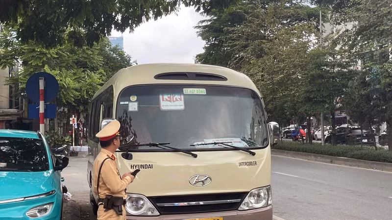 CSGT Hà Nội xử lý ô tô dừng đỗ sai quy định trên đường Nguyễn Hoàng