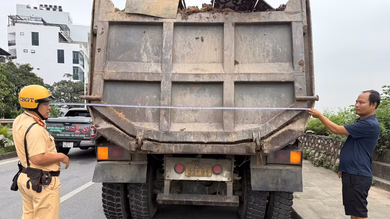 Hà Nội: Đội CSGT số 2 xử lý nhiều xe quá tải, chở hàng rơi vãi