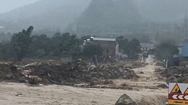 Lai Châu: Mưa lũ lại đổ về Mường Than, sạt lở tắc đường QL32