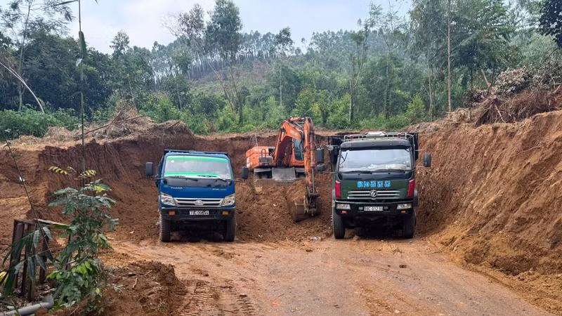 Ngăn chặn vụ khai thác đất trái phép ở Phú Thọ