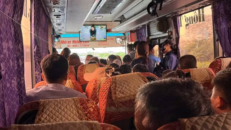 Hà Nội phạt nặng xe khách chở nhồi nhét vượt quá 22 người