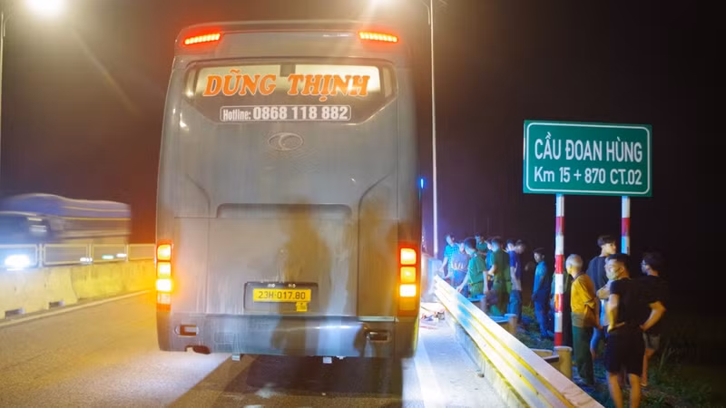 Phú Thọ khởi tố tài xế trả khách trên cao tốc khiến một người tử vong