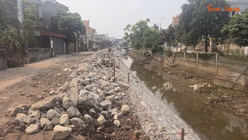 Dự án xây dựng công trình cải tạo, nâng cấp đường dân sinh đoạn từ gốc Đề xóm Thuận Thành có chiều dài hơn 1.500m. Thiết kế nâng cao so với mặt đường cũ trung bình từ 10-20cm, bề rộng mặt đường 5-5,5m. Độ dốc ngang mặt đường 2%, độ dốc ngang lề đường 4%. Mặt đường láng nhựa 3 lớp; dày 3.5cm, tiêu chuẩn nhựa 4.5 kg/m2. Làm mới 03 cầu bản mố nhẹ thay thế cầu hiện trạng đã xuống cấp, quy mô nhỏ hẹp. Lan can cầu bằng thép hình thép bản, tay vịn bằng thép ống. Kè đá gia cố mái taluy, thân mái kè, chân khay đá vữa XMCV M100… Hiện dự án đang được triển khai các hạng mục bờ kè.