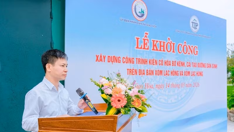 Các gói thầu dự án được đấu thầu rộng rãi qua mạng, nhưng chỉ duy nhất một doanh nghiệp là Công ty Cổ phần xây dựng Thiên Trường Phát trúng thầu, với tổng giá trị khoảng 35 tỷ đồng. (Hình ảnh ông Phùng Văn Hà - Phó Bí thư Đảng ủy, Chủ tịch UBND xã Giao Hòa phát biểu tại Lễ khởi công dự án. Ảnh: https://giaohoa.ninhbinh.gov.vn).