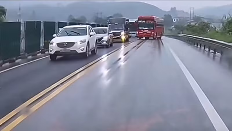 Vượt ẩu trên cao tốc Nội Bài - Lào Cai, tài xế bị dân ghi hình gửi CSGT