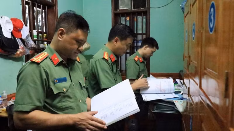 Lạng Sơn bắt 2 phó chủ tịch xã tham ô tiền công đức