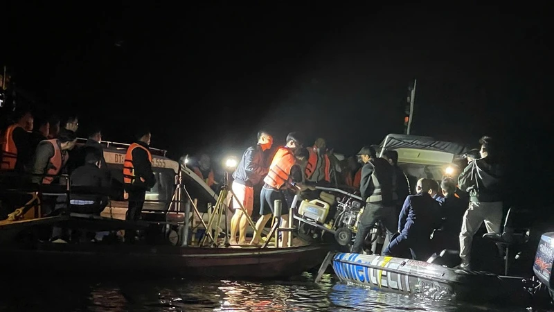 Lào Cai điều tra nguyên nhân, khắc phục hậu quả vụ tàu chìm trên hồ Thác Bà