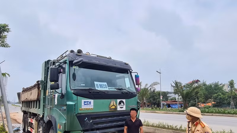 CSGT ‘phục kích’ xe chở đất từ dự án chung cư HH-2 rơi xuống đường